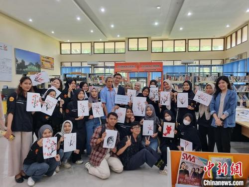 印尼大學生“漢語角”里體驗中國文化